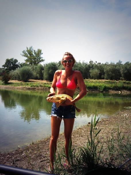 Sportiva si, ma anche pescatrice! Ecco una sorridente campionessa alle prese... con i pesci!